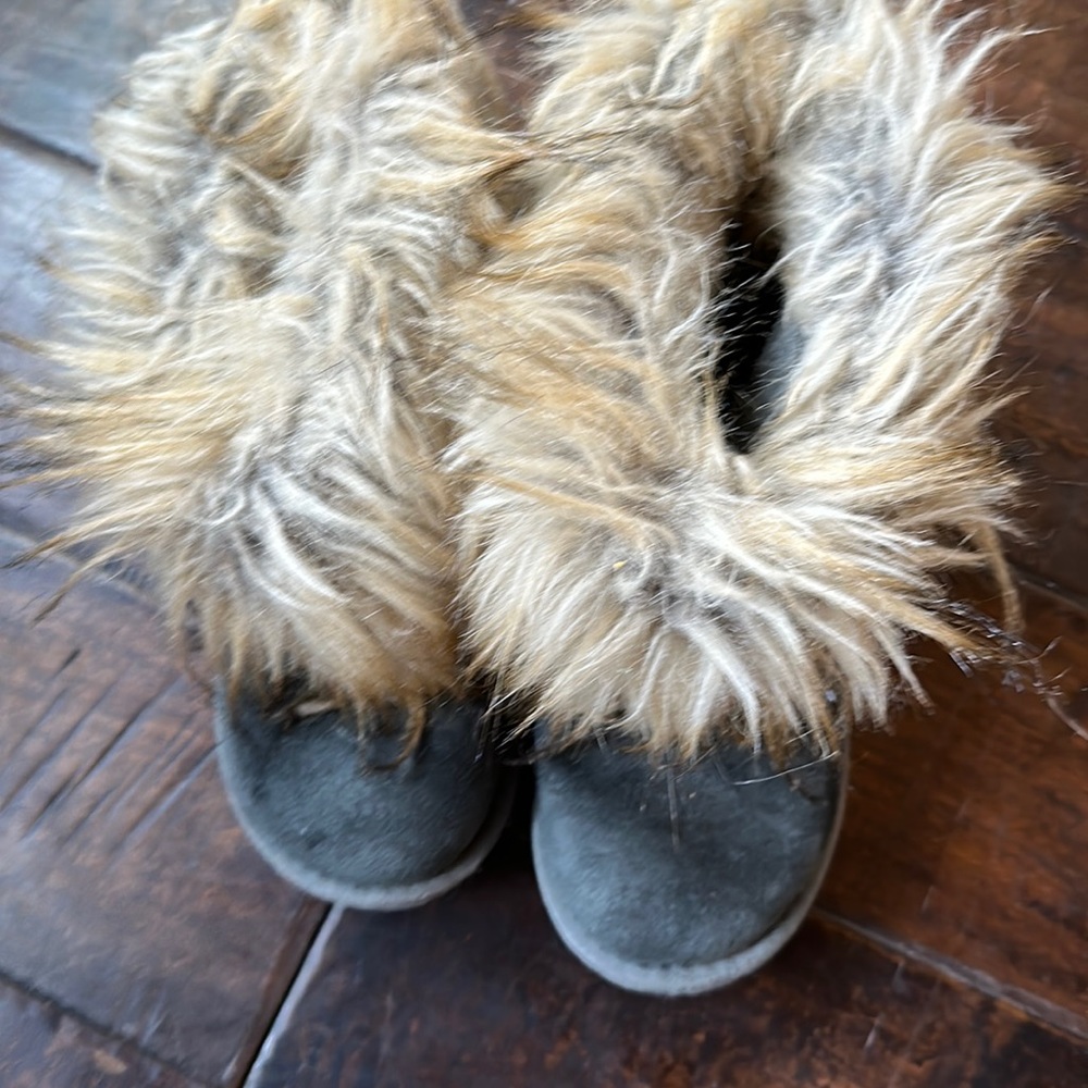 Uggs girls size 2 gray
